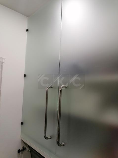 Стеклянные декоративные двери