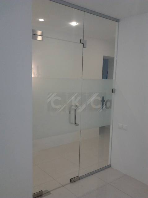 Цельностеклянные перегородки