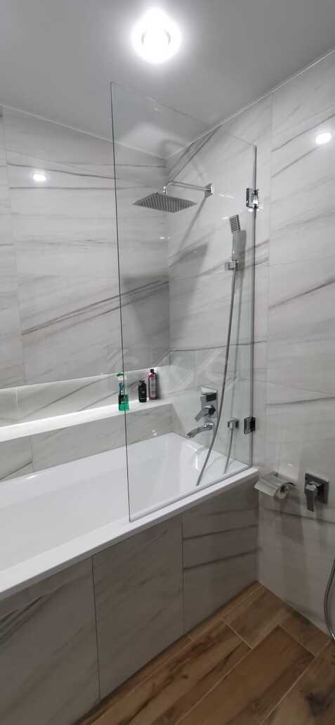 Шторки для ванной из стекла