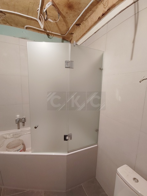 Шторки для ванной из стекла