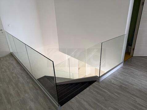 Стеклянные ограждения на профиле