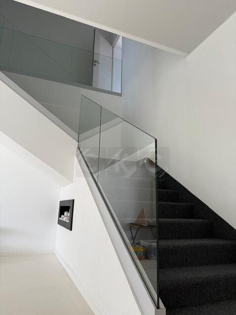 Стеклянные ограждения на профиле